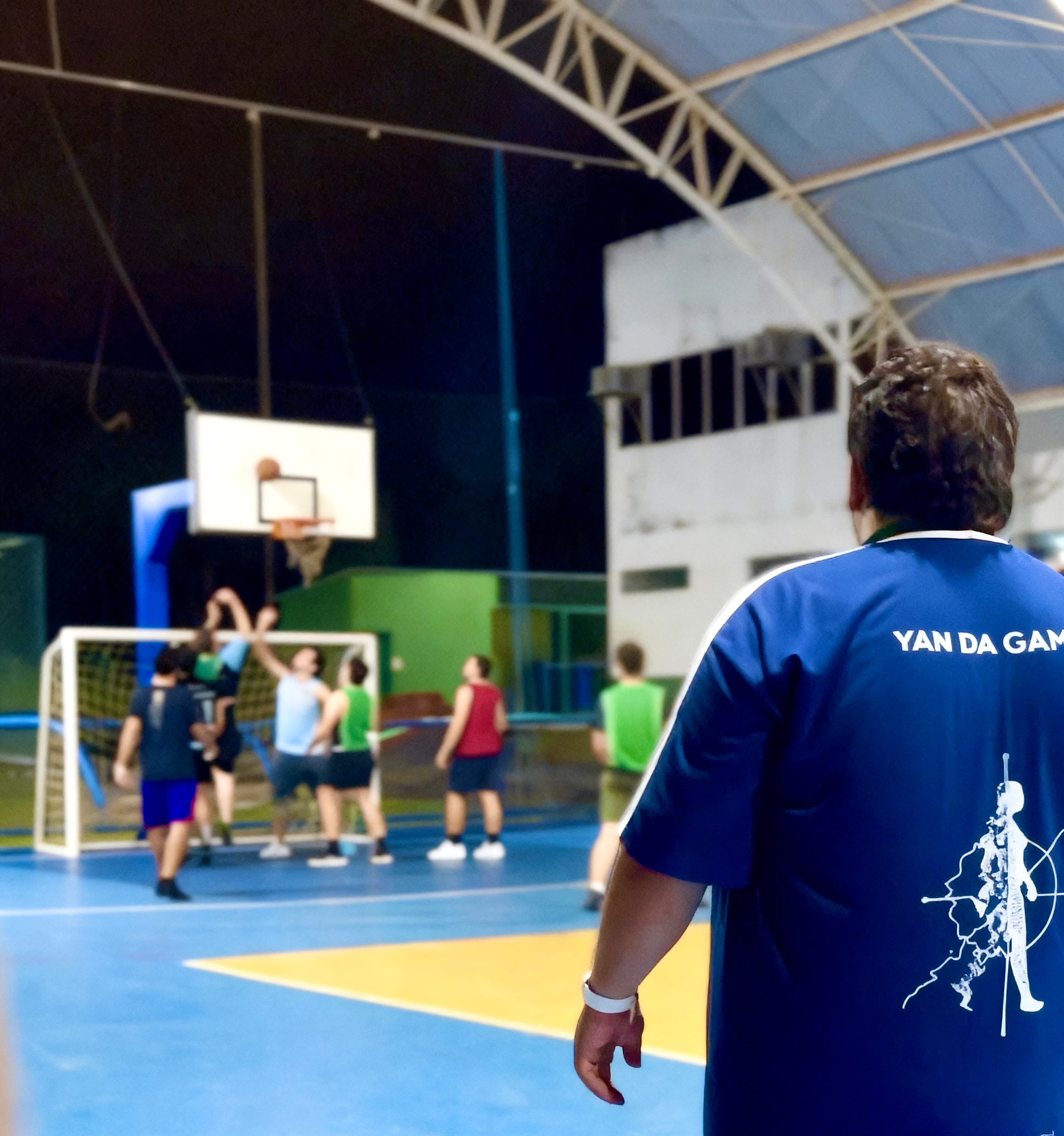 Fisioterapeuta acompanhando atletas durante uma partida em quadra